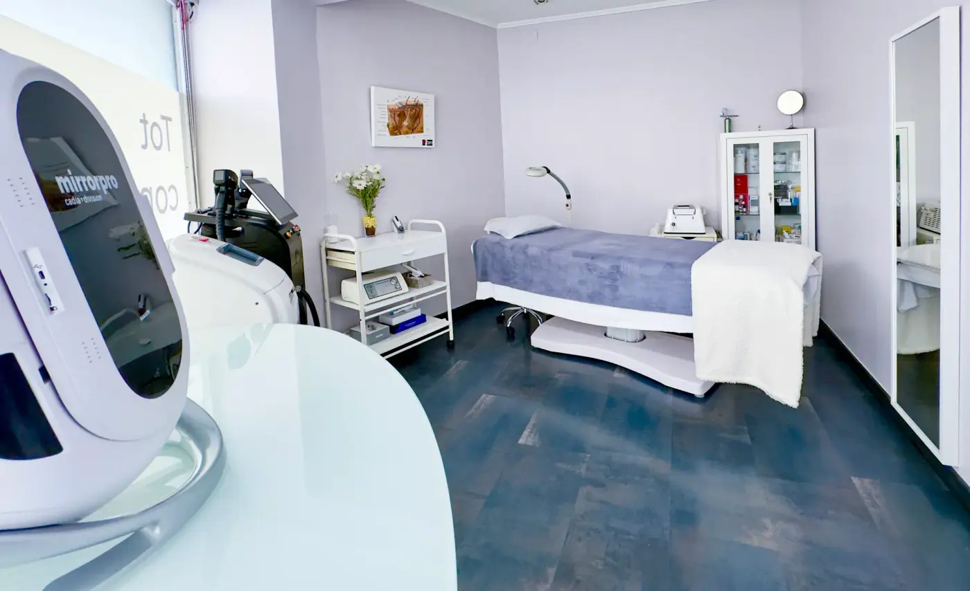 Sala de aparatología estética con equipos en Centro EBM
