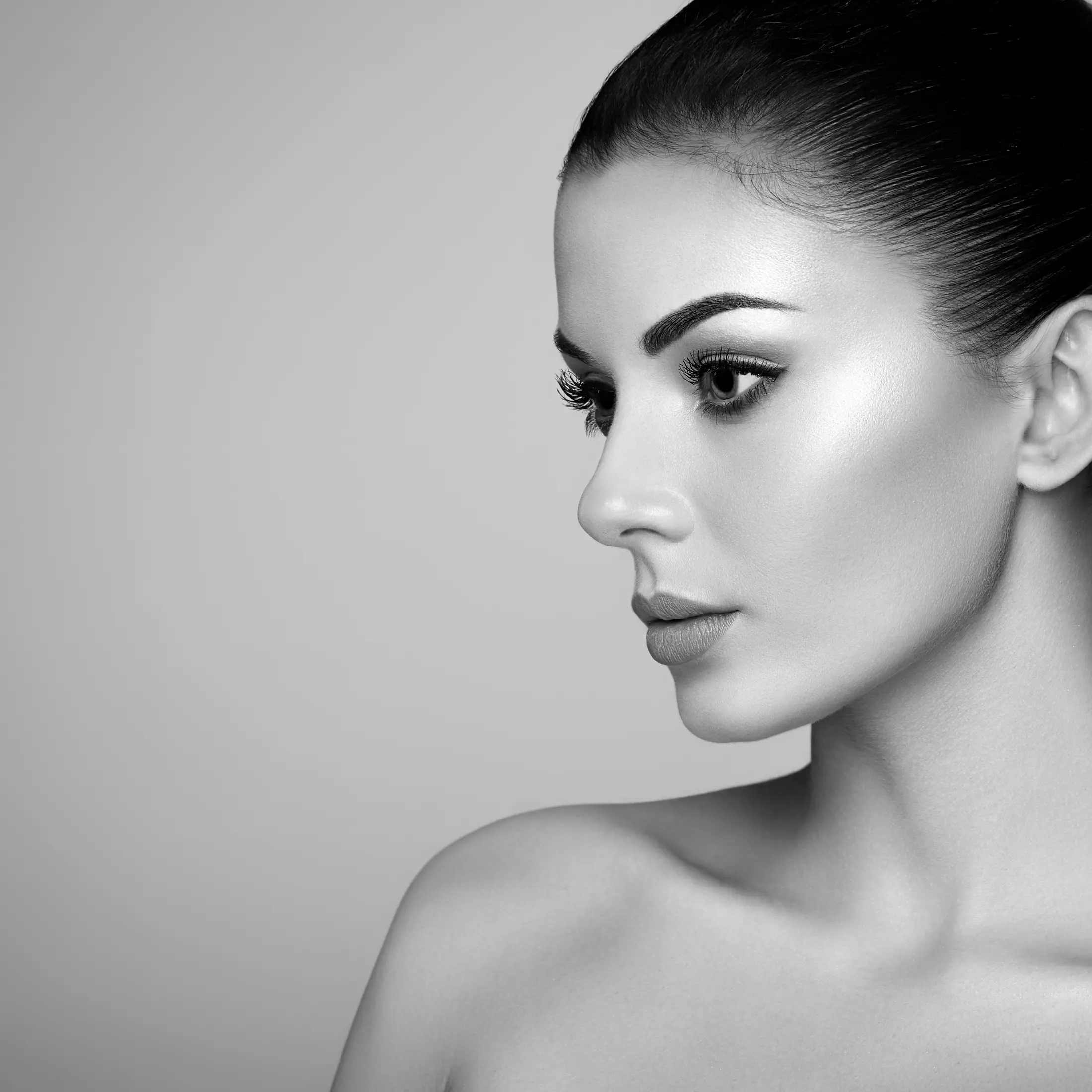 Perfil de una mujer con la piel cuidada, tratamiento facial en Centro EBM Castelldefels
